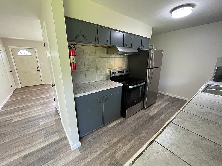 2207 Clark Ln — Photo 6