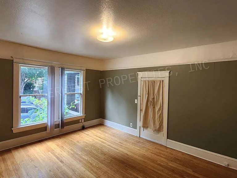 117 King Avenue 2156 Davis St — Photo 2