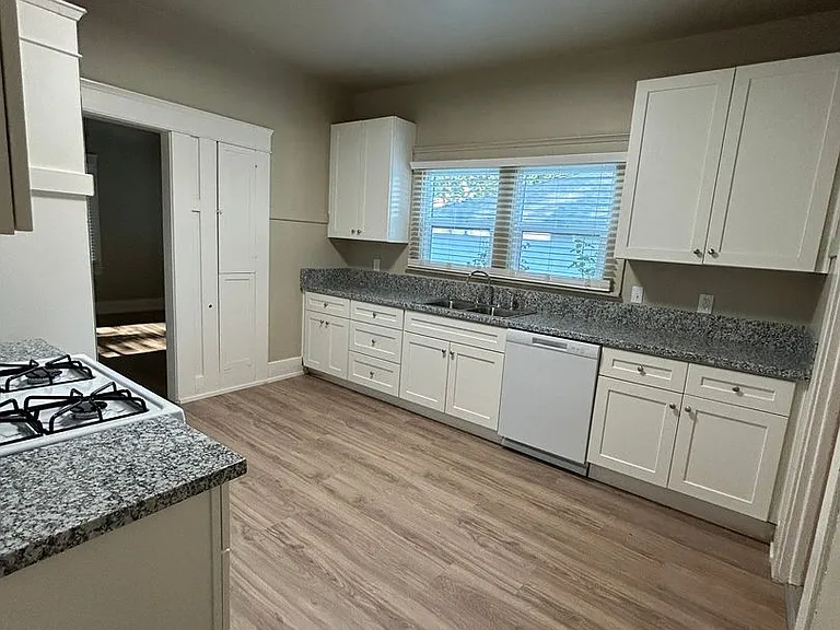 504 E Walnut St — Photo 8