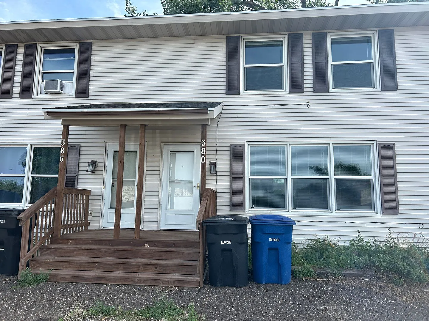 Lovely Renovated Townhouse! — Photo 1