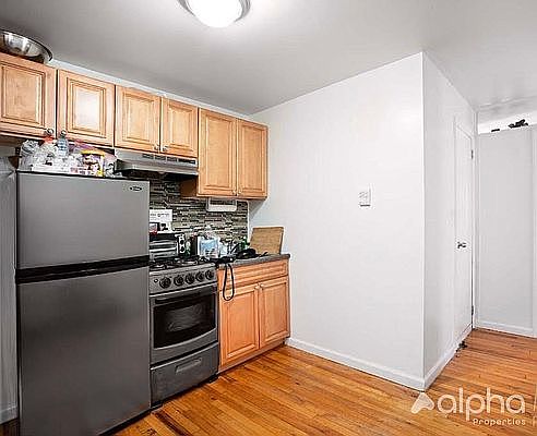 4th image of 332 E 95th St