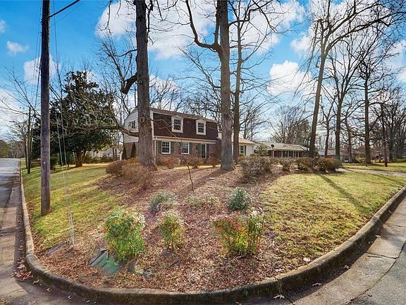 4th image of 2301 Cypress Dr