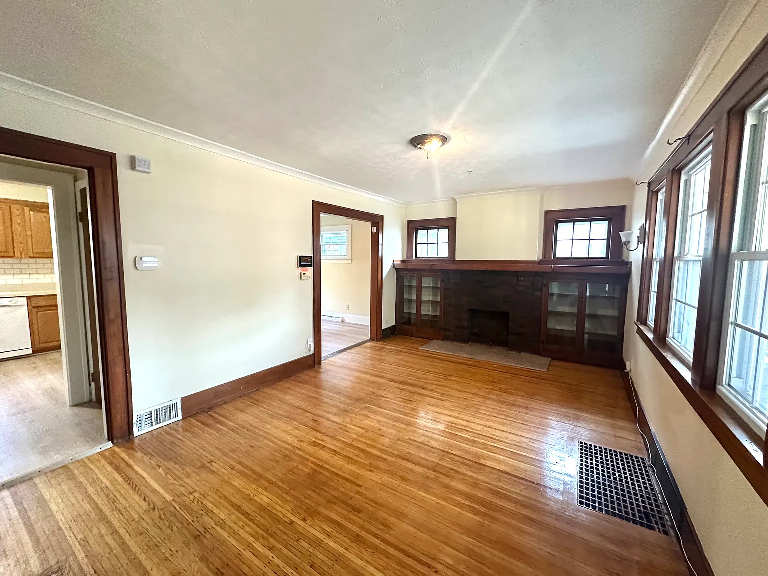 3 bed, 1.5 bath, 1248 sqft, $1,650 — Photo 2