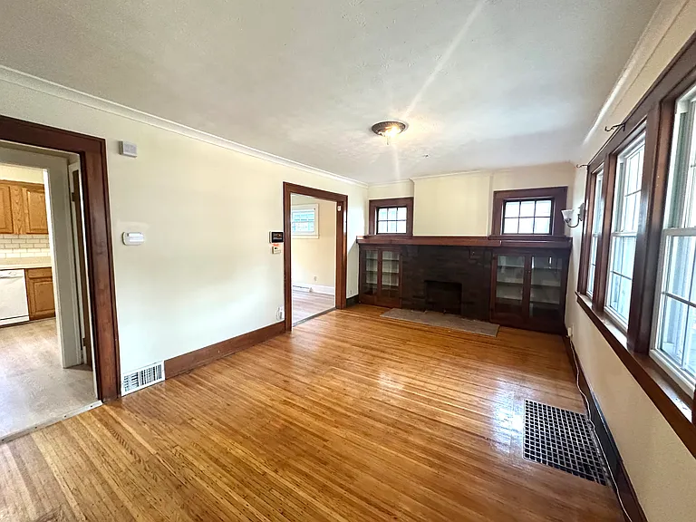 227 Sawyer St — Photo 2