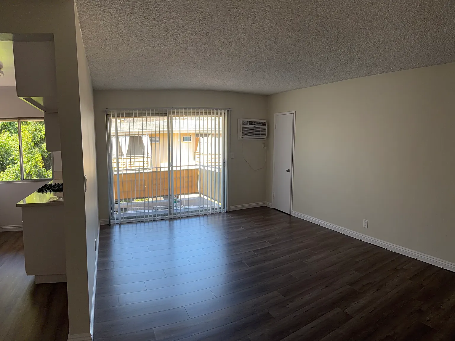 1 bed, 700 sqft, $1,950 — Photo 4