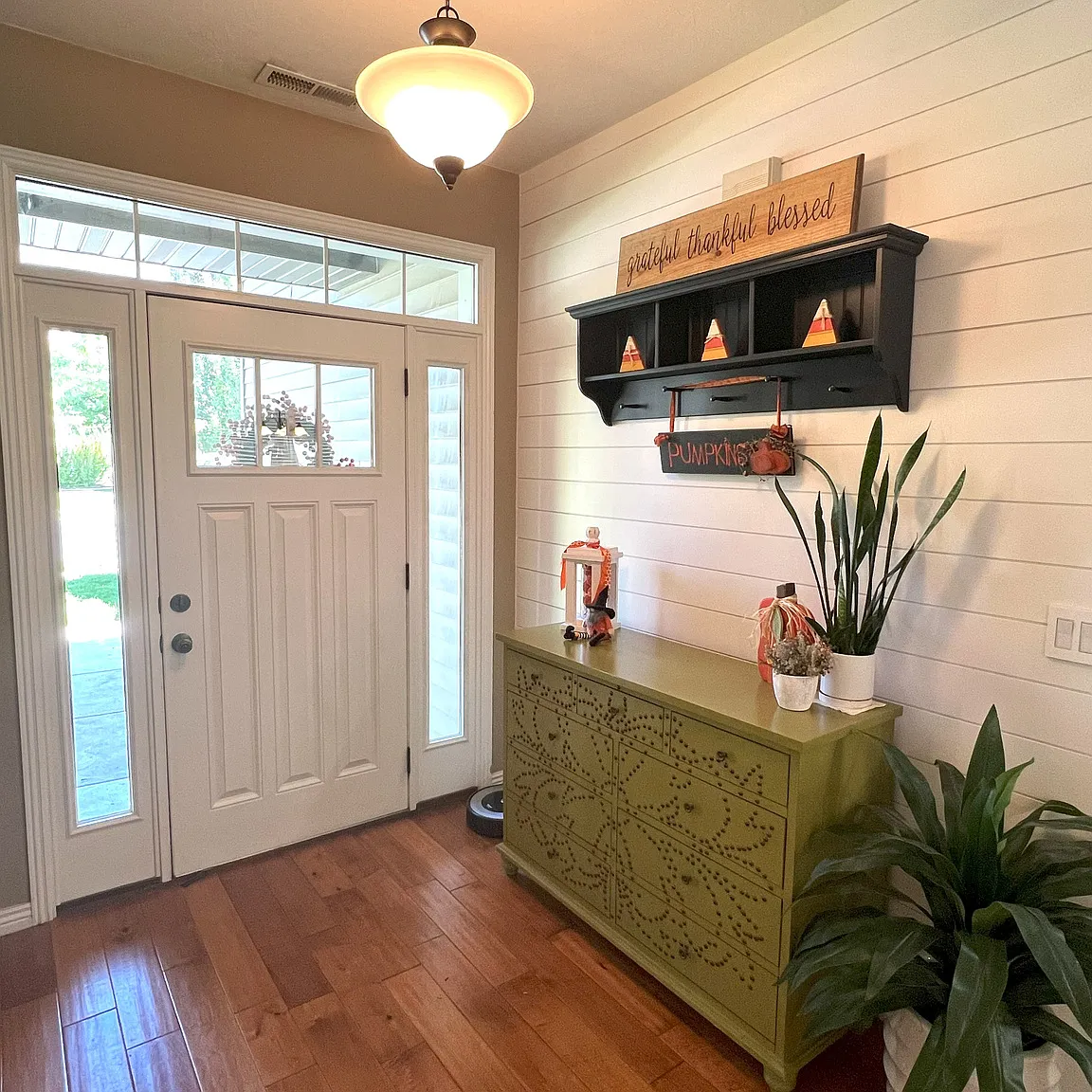 3 bed, 2.5 bath, 1963 sqft, $2,200 — Photo 2