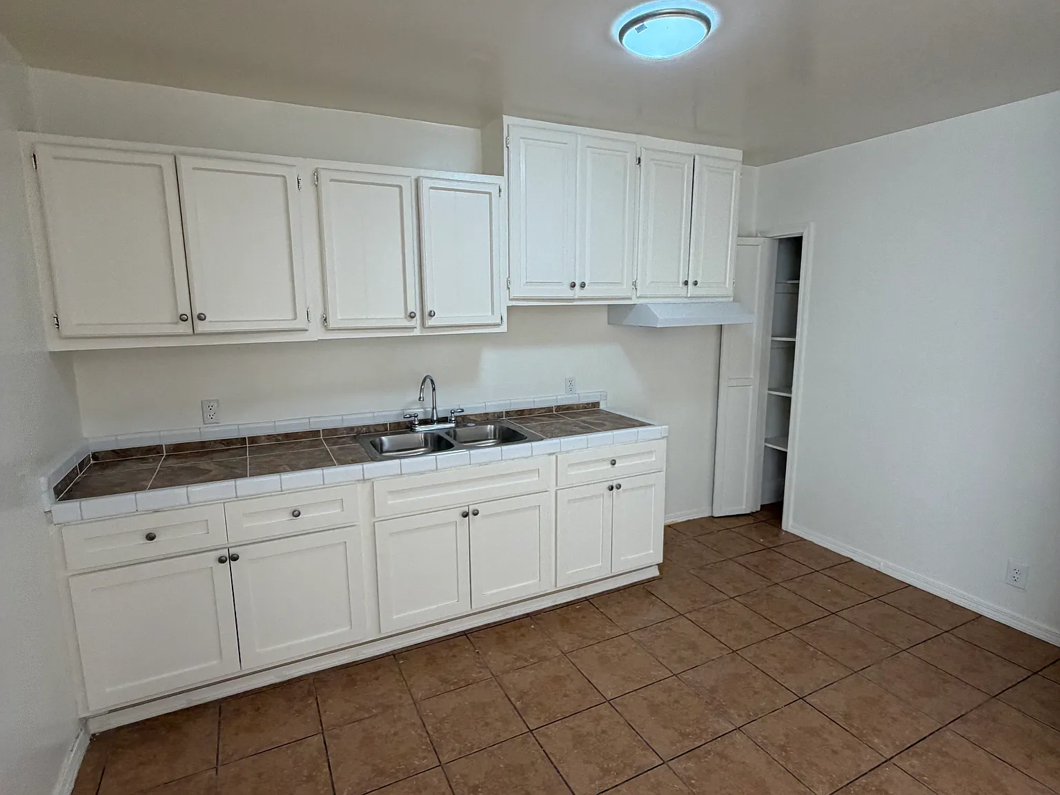 2 bed, 1000 sqft, $2,500 — Photo 4