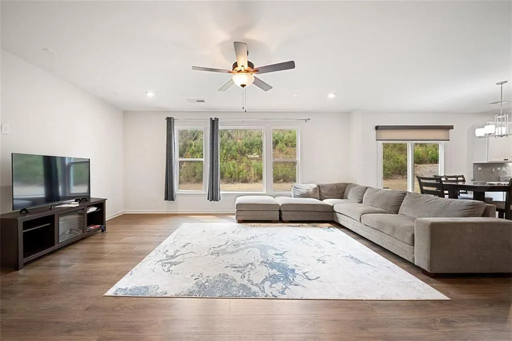 5 bed, 3.0 bath, 2960 sqft, $3,200 — Photo 2