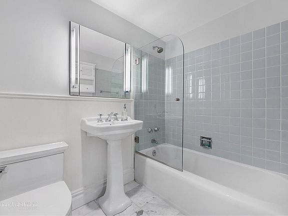 4th image of 150 E 77th St APT 14D