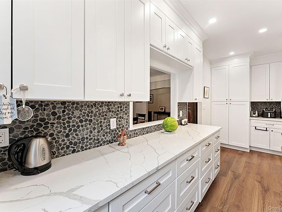 4th image of 25 Parkview Avenue #3A