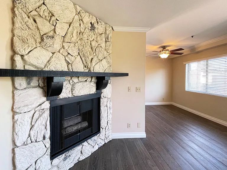 Cozy, gas fireplace - no ashes to clean!