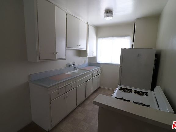 5th image of 974 Granville Ave APT 3
