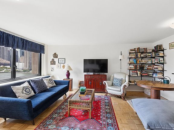 2nd image of 531 Main St APT 1007