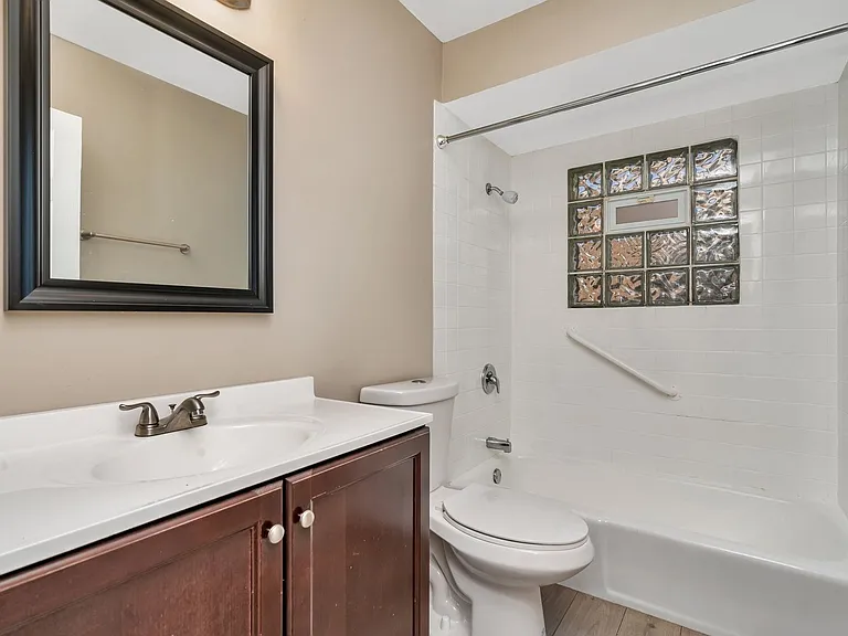 Lakeside Village Apartments — Photo 7