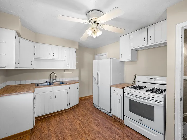 2438 Brookdale Ave — Photo 7