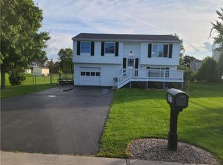 1177 Meadowbrook Ln, Farmington, NY 14425
