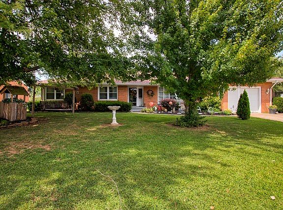 2nd image of 927 Standish Pl S