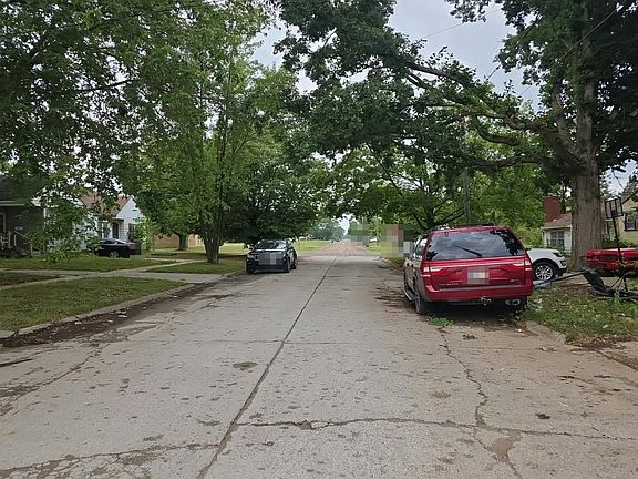 4th image of 3921 Herrick St
