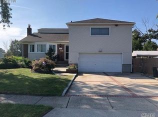227 Daniel Rd N, Massapequa, NY 11758