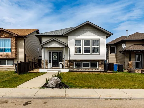 42 S Hawthorne Way, Penhold, AB T0M 1R0