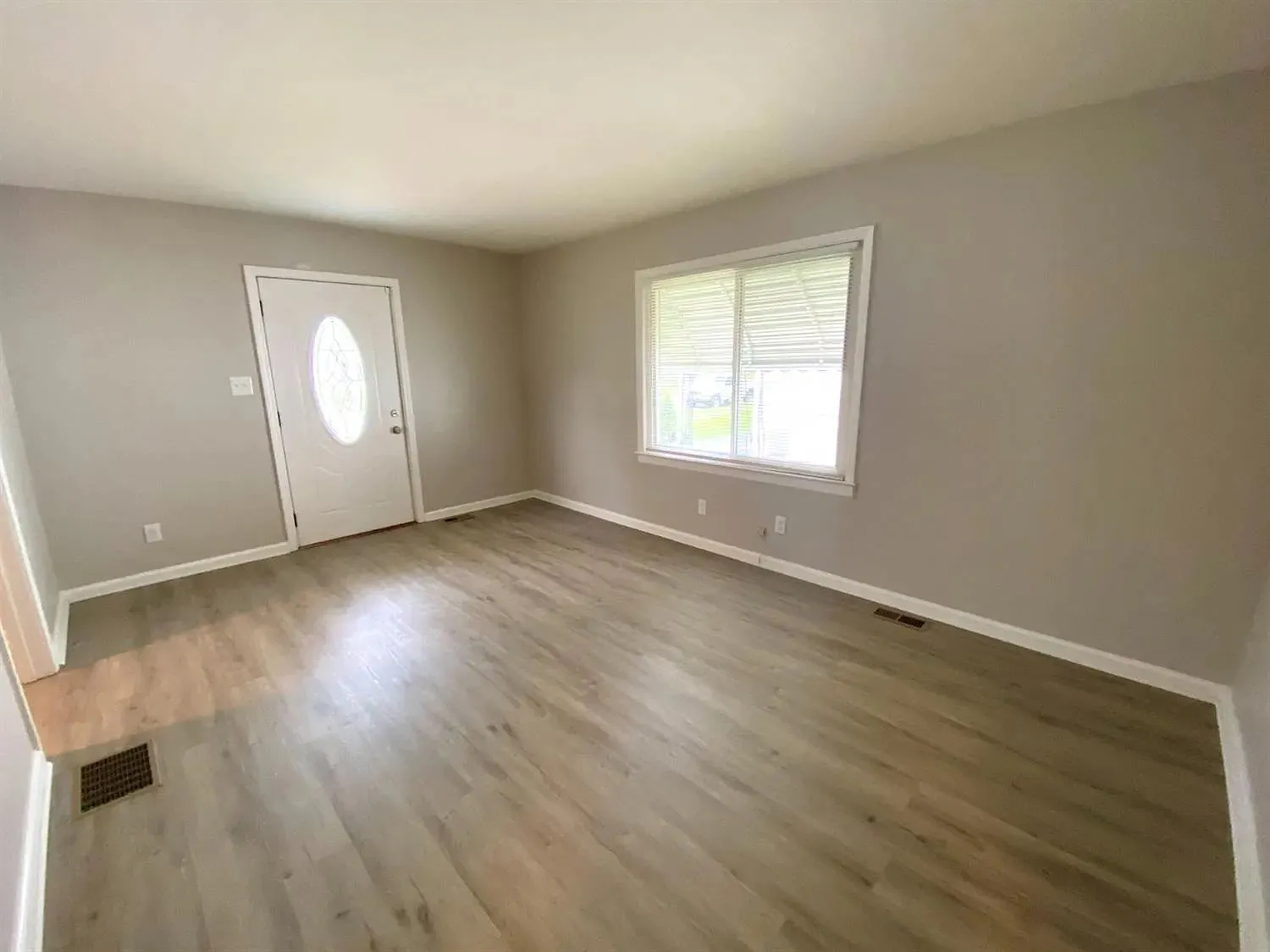 2 bed, 1.0 bath, 816 sqft, $1,197 — Photo 2