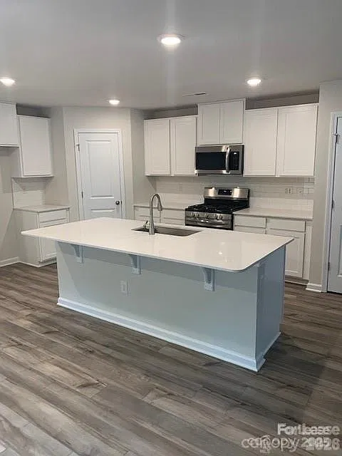 4 bed, 2.5 bath, 1956 sqft, $1,945 — Photo 2