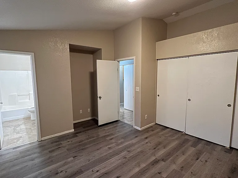 2752 Houston Ave — Photo 16