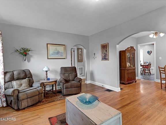 5th image of 3322 Bellevue St