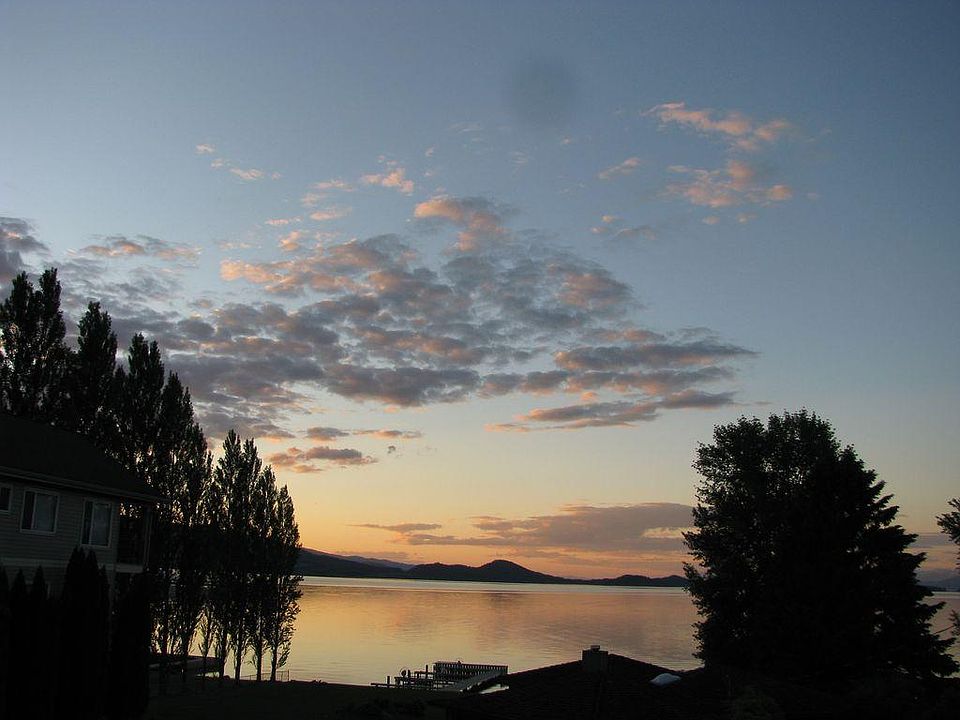 The lake views from this duplex are great. 300' from our property line Sorry NO LAKE ACCESS