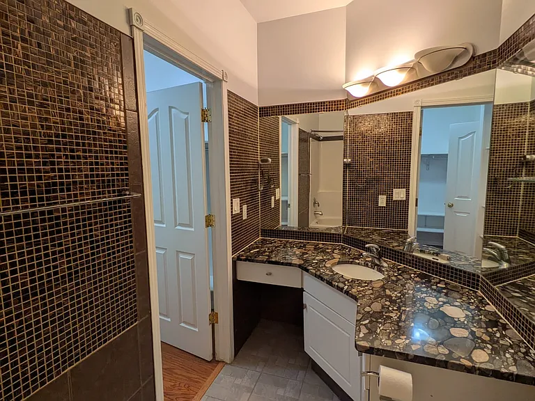 1901 Victoria Ave #206 — Photo 8