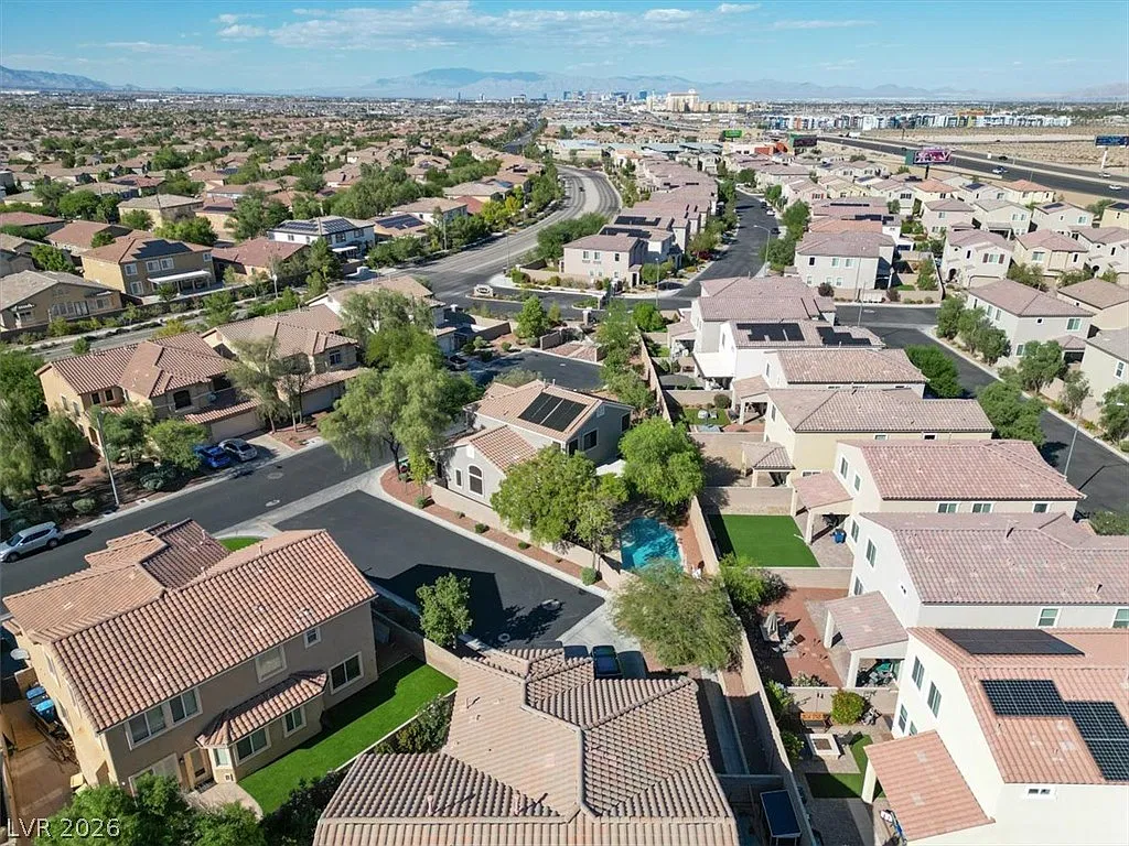 3 bed, 3.0 bath, 2300 sqft, $3,500 — Photo 3