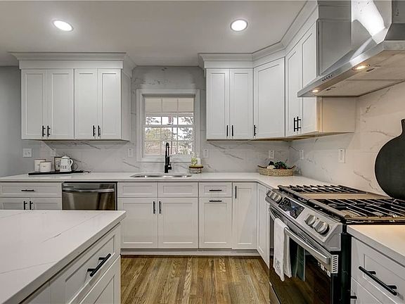 5th image of 541 Pineview Dr SE