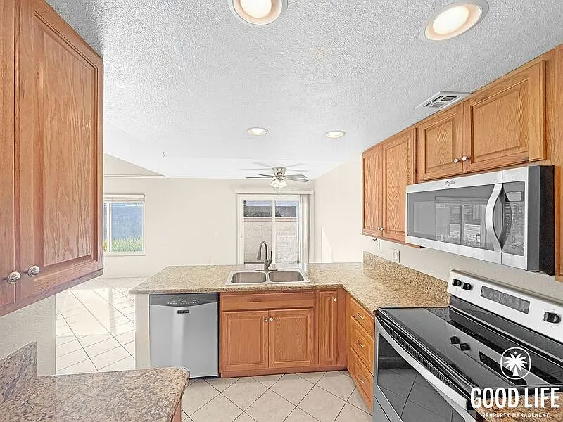 3 bed, 3.0 bath, 1335 sqft, $3,350 — Photo 3