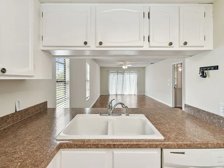 938 Willowood Ln — Photo 7