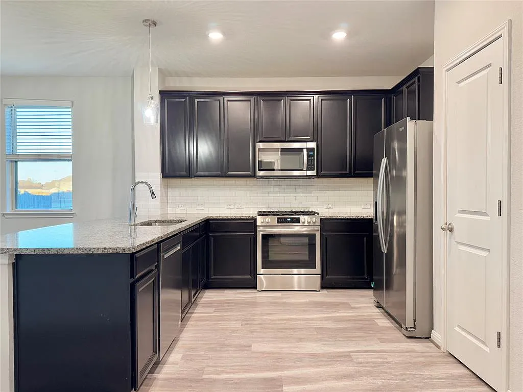 4 bed, 2465 sqft, $2,350 — Photo 4