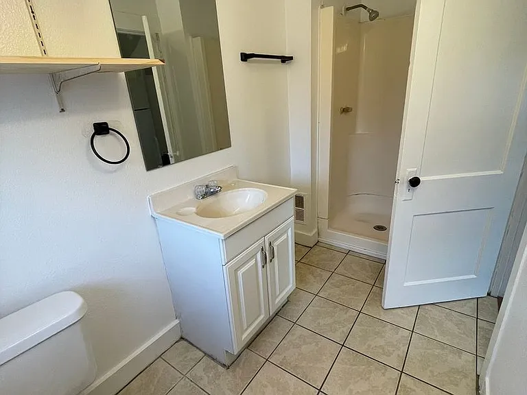 211 Ballard St — Photo 29