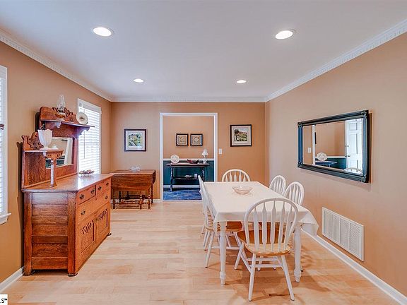 5th image of 212 Bridgewood Ave