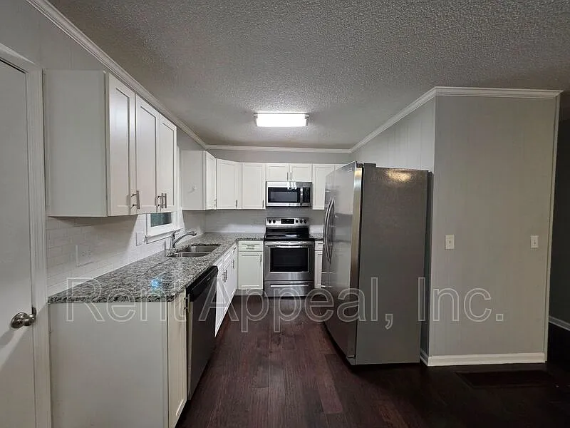3 bed, 2.0 bath, 1200 sqft, $1,975 — Photo 2