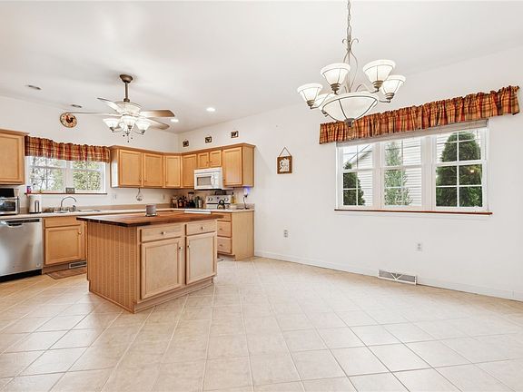 3rd image of 118 Edgewood Dr