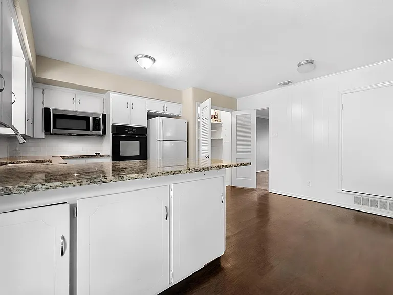 8351 Lullwater Dr — Photo 6