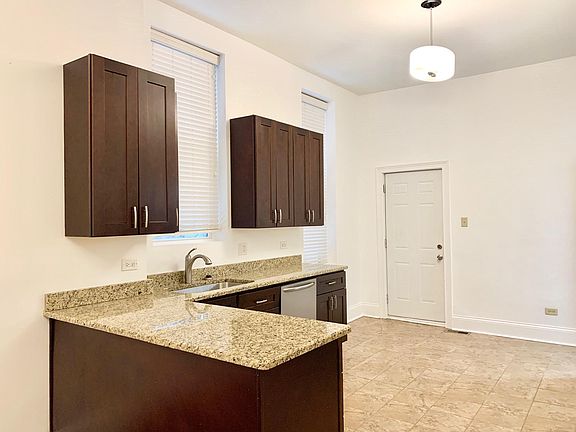4th image of 943 N Ashland Ave #1B