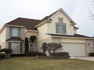 8120 Paddington Rd, Woodridge, IL 60517