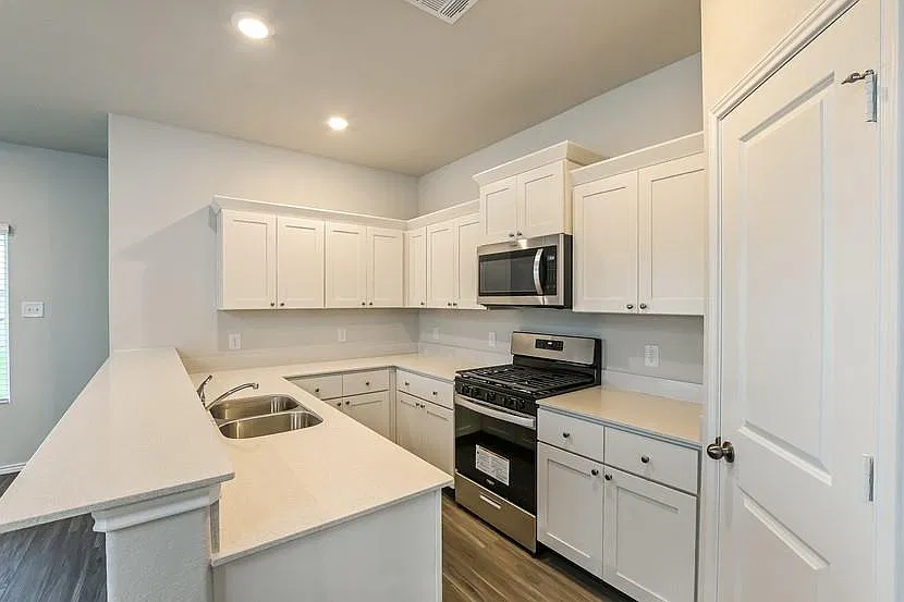 3 bed, 2.0 bath, 1331 sqft, $1,710 — Photo 2
