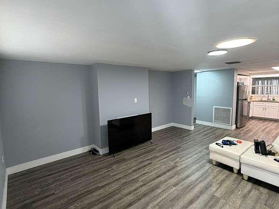 4th image of 4935 Amherst Ct #1