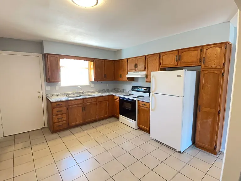 940 Iowa Ave — Photo 6