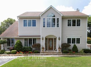 10 Ashlon Ln, Commack, NY 11725