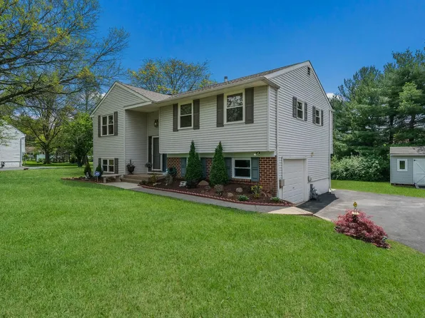 105 Azalea Pl, North Wales, PA 19454