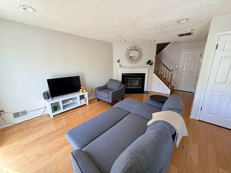 27 Cedar St — Photo 3