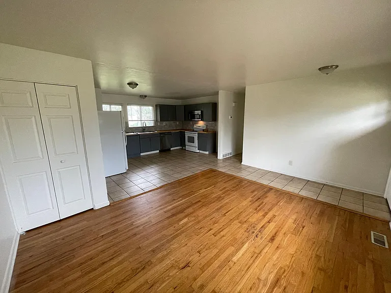 4600 Ludlow St — Photo 3