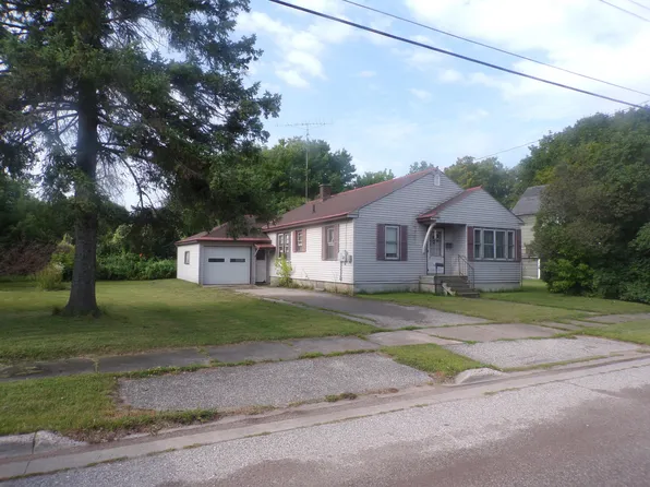 1058 Maple St, Sault Sainte Marie, MI 49783
